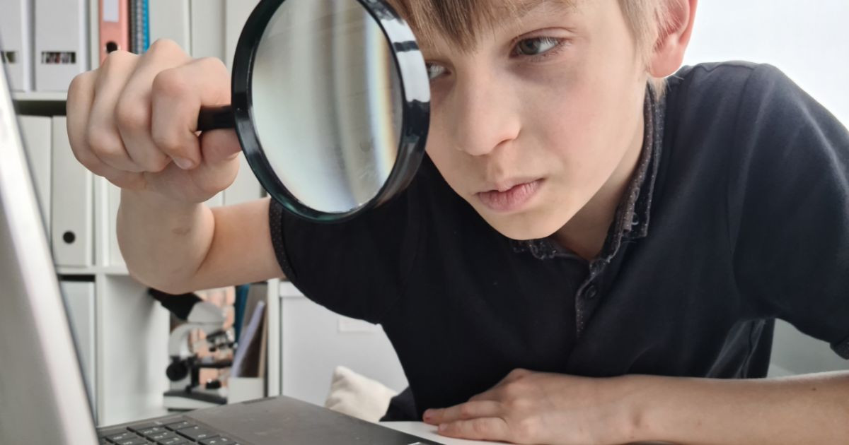 Comment survivre dans le désordre numérique : Compétences clés de pensée critique pour les enfants de 10 à 12 ans