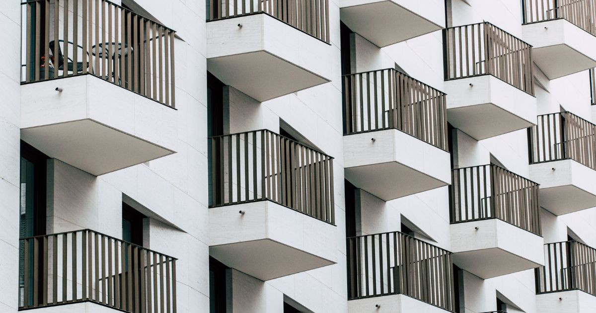 Slaap op het balkon: Waarom het ons aantrekt en wat het zegt over de psychologie