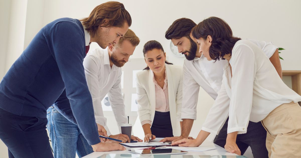 Rôles émotionnels au travail et leurs modèles de rétroaction : Pourquoi différentes personnes se comportent-elles si différemment