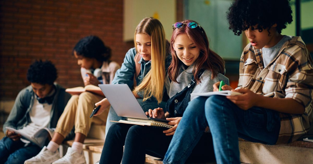 Découvrez la puissance non verbale et réveillez la motivation intérieure et la joie d'apprendre chez les enfants et les adolescents grâce aux compétences sociales.