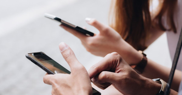 Soziale Netzwerke und kritisches Denken – Wie man dem Einfluss sozialer Medien entgeht und eine analytische Perspektive bewahrt.