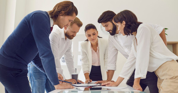 Mozgliche Mechanismen der Emotionen: Warum erscheinen Optimisten, Kritiker und Retter im Team bei der Arbeit?