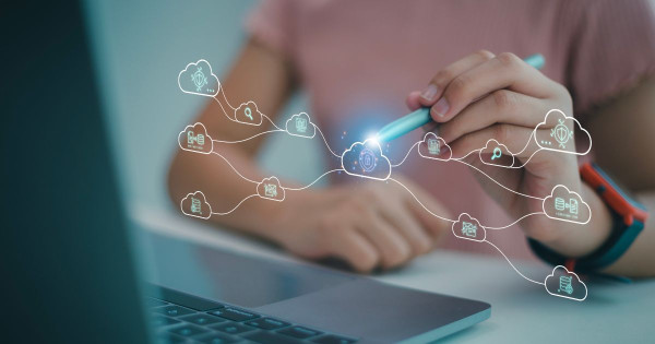 From chaos to innovation: How digital clutter shapes our predictions and thinking