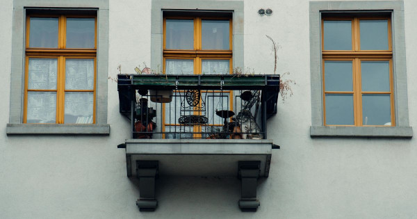 Que signifie un rêve de se tenir sur un balcon ? Un aperçu de la symbolique des rêves
