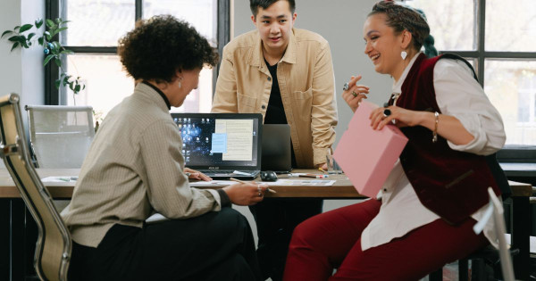 Hogyan alkalmazkodjunk a munkahelyi változásokhoz anélkül, hogy megőrülnénk tőle