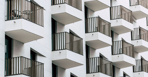 Spánok na balkóne: Prečo nás láka a čo to hovorí o psychike