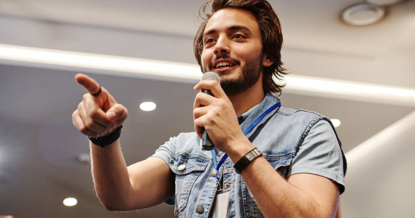 L'acceptation de soi-même comme clé pour une prise de parole en public confiante et une communication efficace