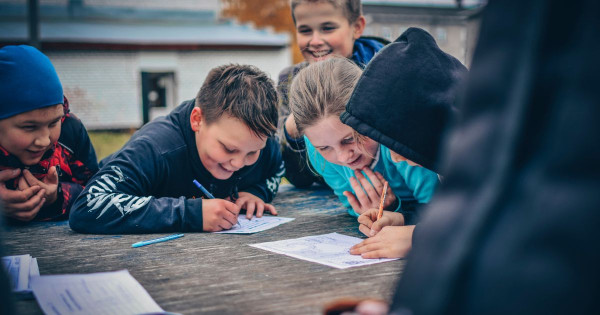 Entdecken Sie den Mut zu lernen: Wie man Zusammenarbeit und Kommunikation bei Kindern im Alter von 7 bis 9 Jahren durch persönliches Coaching fördert